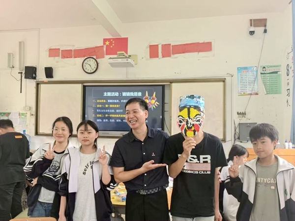 支教老師在上《面具》課。