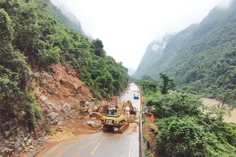 天峨縣S317線路段路段塌方處置現(xiàn)場。陳泓宇攝