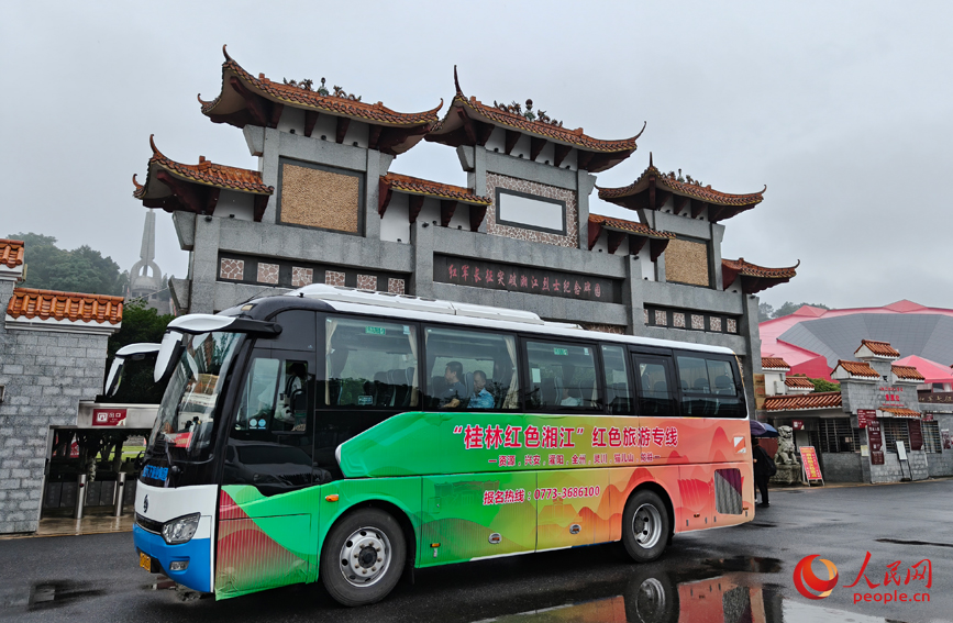 紅色旅游巴士。人民網(wǎng)記者 朱曉玲攝