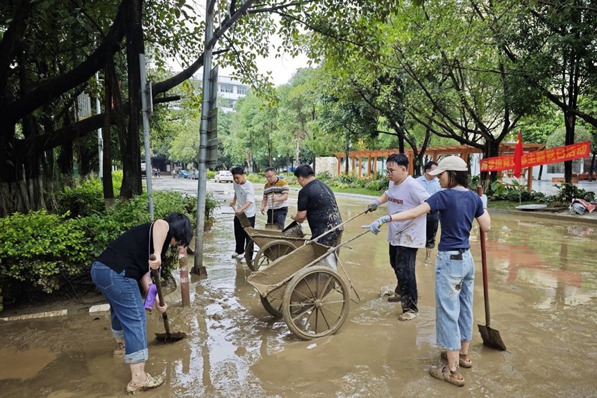 商學(xué)院組織教師黨員清理打掃主干道。廣西現(xiàn)代職院供圖