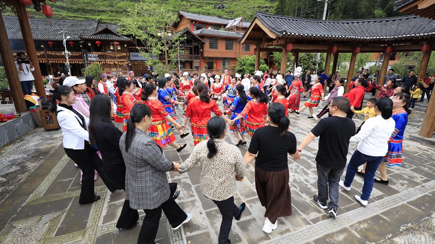 在車田石山底，村民和游客共舞