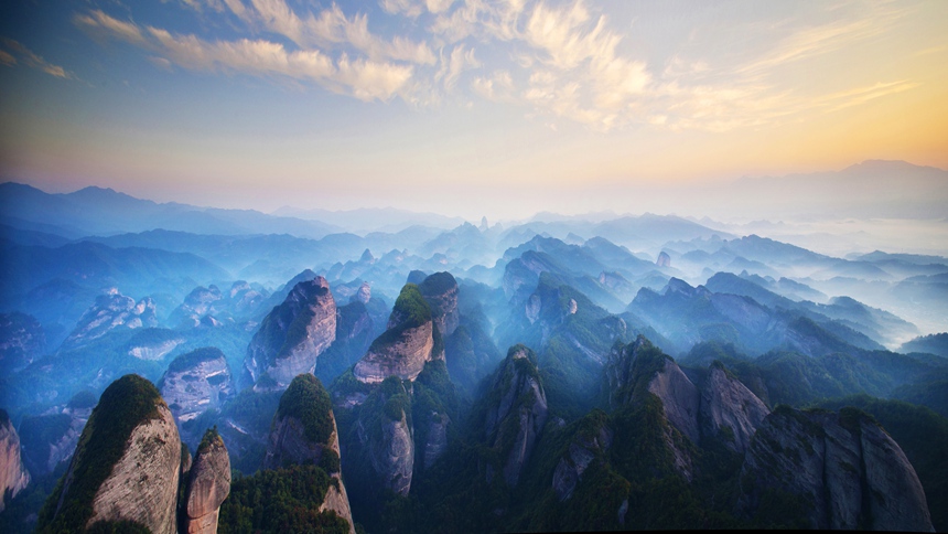 桂林丹霞·八角寨風(fēng)光之鯨魚鬧海