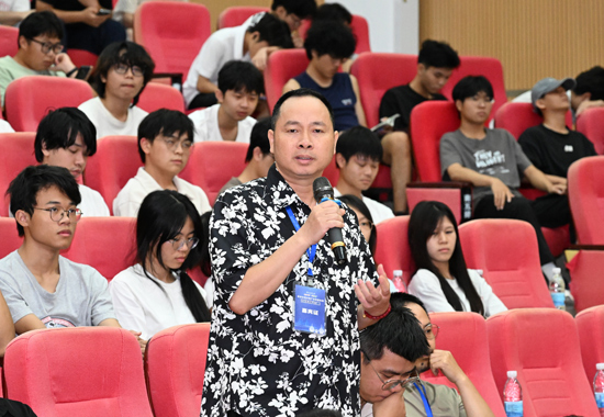 坭興陶業(yè)界人士圍繞坭興陶產(chǎn)業(yè)立法發(fā)表意見(jiàn)建議。譚乃豪攝