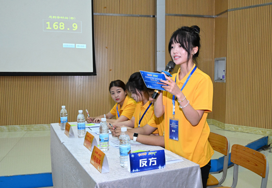 正反雙方圍繞辯題展開(kāi)激烈交鋒。譚乃豪攝