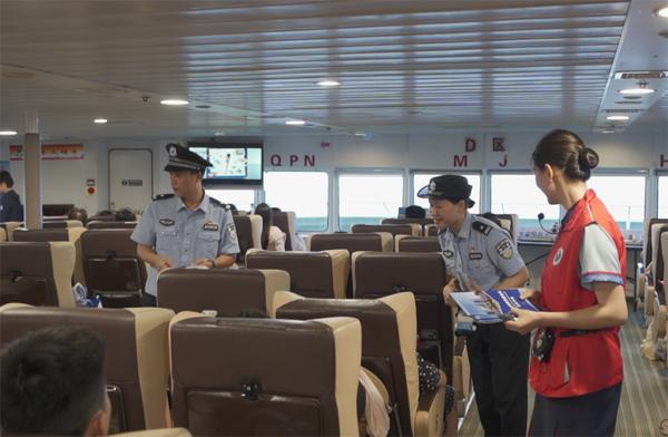 民警發(fā)放禁毒宣傳資料