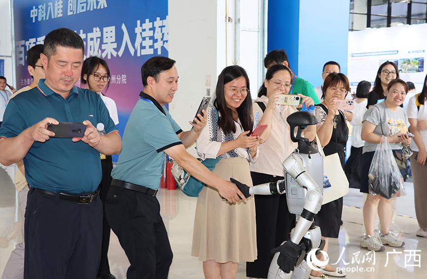 智能機(jī)器人與現(xiàn)場觀眾互動(dòng)。人民網(wǎng) 付華周攝