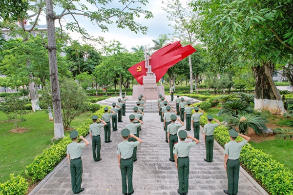 武警官兵重溫入黨儀式現(xiàn)場。