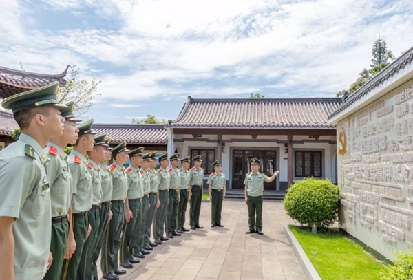 武警官兵在參觀共產(chǎn)黨員精神譜系園。