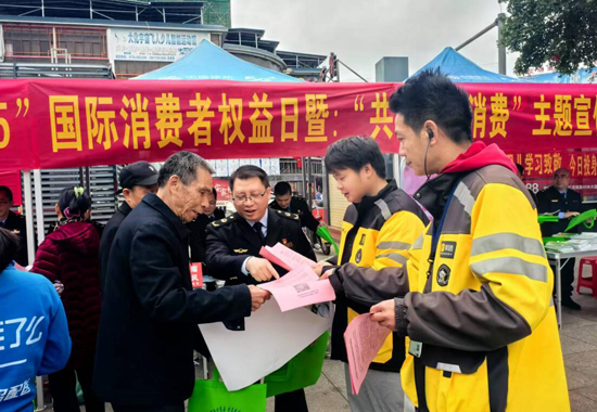 工作人員向各族群眾宣傳各項(xiàng)民族政策。大化縣市場監(jiān)管局供圖