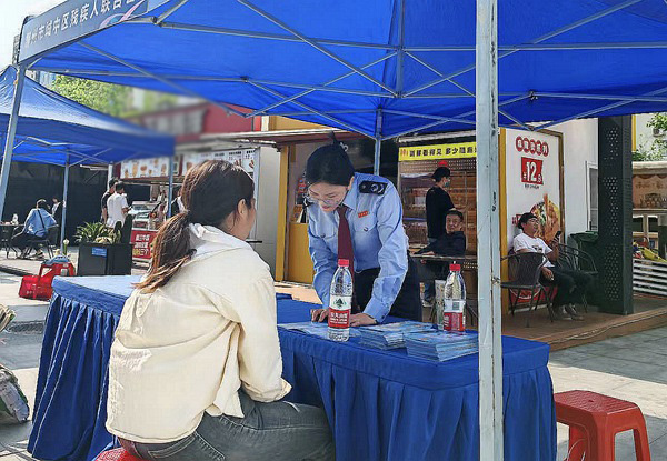 圖為稅務人員為市民講解稅收政策