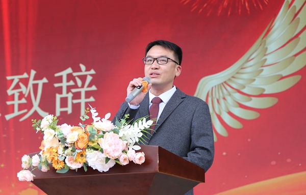 圖為杜兆年在忻城縣高級中學2025屆成人禮上發(fā)表講話
