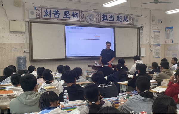 圖為杜兆年上公開課展示