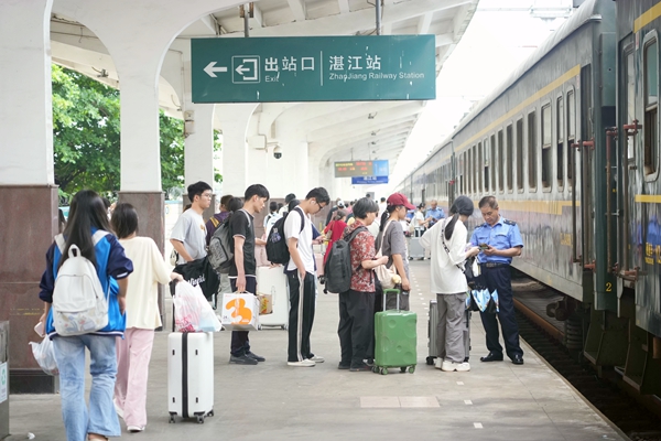 旅客在湛江站有序排隊(duì)乘車。李超宇攝