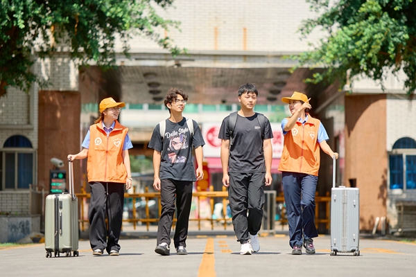 職工志愿者熱情引導(dǎo)新職入職。覃仕莊攝