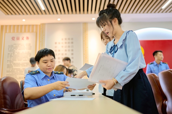 新職人員正在進(jìn)行人事檔案填寫、黨團(tuán)組織關(guān)系轉(zhuǎn)接。覃仕莊攝