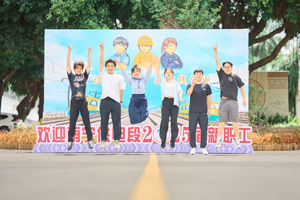 新職人員在簽名板前留影。覃仕莊攝