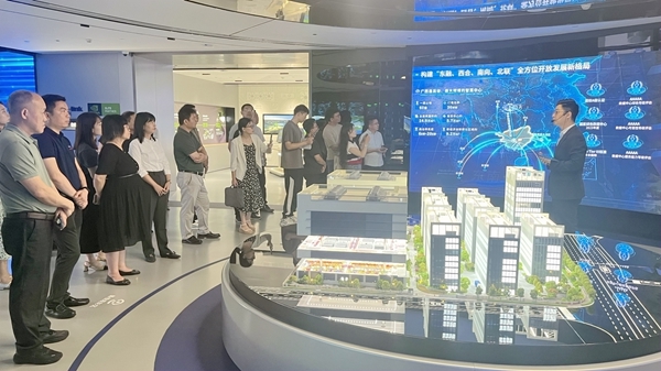 自治區(qū)審計(jì)廳人工智能與大數(shù)據(jù)研究攻關(guān)團(tuán)隊(duì)成員調(diào)研人工智能項(xiàng)目現(xiàn)場(chǎng)。