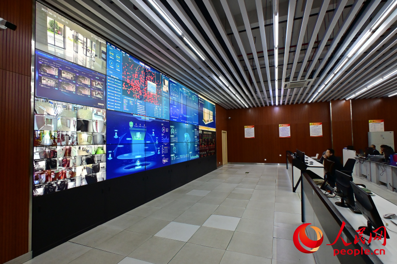 行進中國丨一朵“云”如何激活山水之城？這里，海量數(shù)據(jù)正晝夜不息地匯聚、奔涌：全市101家醫(yī)療機構的影像報告、覆蓋街頭的2.2萬路“天眼”視頻流……它們沿著無形的網(wǎng)絡，匯入這座算力“池”。