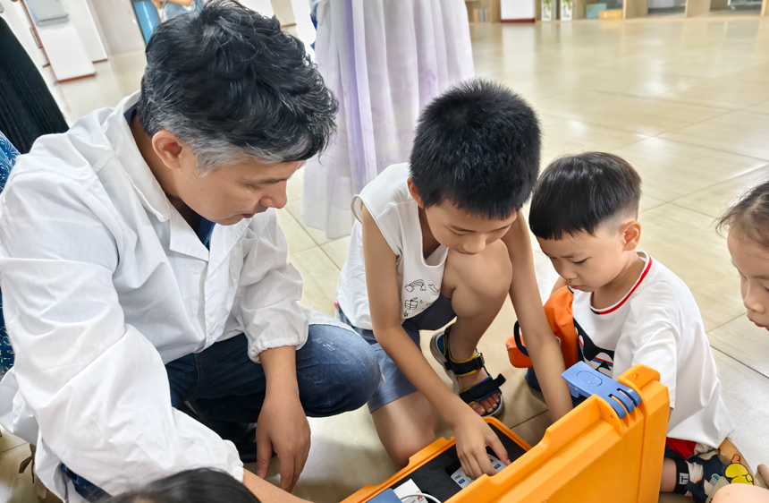 工作人員指導(dǎo)孩子們完成水質(zhì)pH、濁度測(cè)定及噪聲測(cè)試。