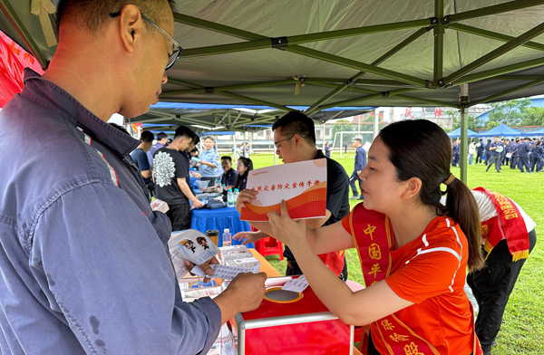 平安產(chǎn)險(xiǎn)柳州中心支公司宣傳員向職工介紹自然災(zāi)害防災(zāi)宣傳知識。平安產(chǎn)險(xiǎn)廣西分公司供圖