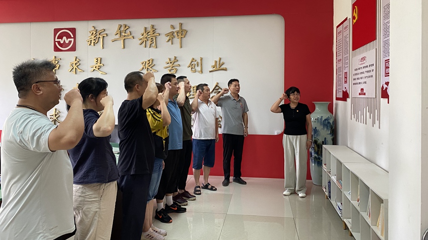 梧州新華黨支部重溫入黨誓詞。廣西大錳集團(tuán)供圖