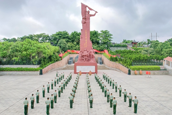 武警官兵肅立默哀。