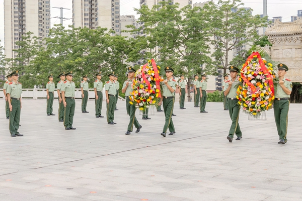 武警官兵向革命英烈敬獻(xiàn)花籃。