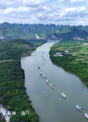 桂林漓江查看詳情綠水青山入畫來 千年水道煥發(fā)新生近年來，桂林市堅持生態(tài)優(yōu)先、綠色發(fā)展，將漓江保護擺在打造世界級旅游城市的首位，厚植生態(tài)本底，持續(xù)推進漓江流域山水林田湖草沙一體化保護和修復，拆除違規(guī)建筑，清理河道垃圾，修復受損生態(tài)，保持山水生態(tài)的原真性和完整性。
