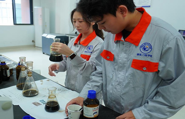 “鋁創(chuàng)砌跡” 團隊進行低溫成型工藝試驗。覃運貴攝