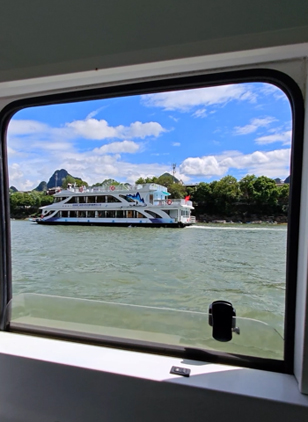 桂林漓江查看詳情用取景框的方式打開漓江好風光透過船窗看漓江，每一幀都是屏保級壁紙。乘游船泛舟漓江，窗戶不僅是一扇觀景之窗，更成為解讀桂林山水生態(tài)畫卷的獨特視角，透過這方寸之間的取景框，“綠水青山就是金山銀山”的生動實踐躍然眼前。