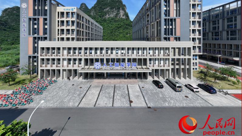 行進中國丨拆掉教室的“墻”，AI人才向產(chǎn)業(yè)生長這個想法并非憑空而生。在她敲擊的代碼里，一件特殊的背心正在孵化——這是她與團隊所設計的智能健康監(jiān)測背心，能捕捉胸腔深處的呼吸音與咳嗽聲，通過算法預判潛在病癥。