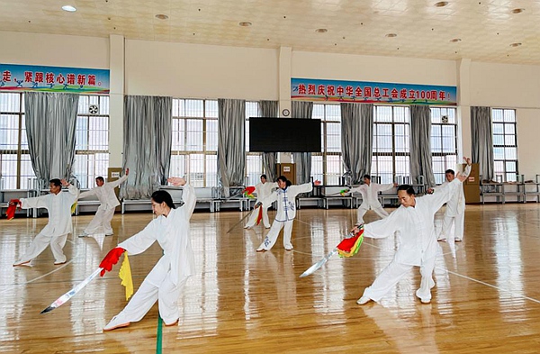 武術(shù)班學(xué)員展示《中國功夫》。劉冬妮攝