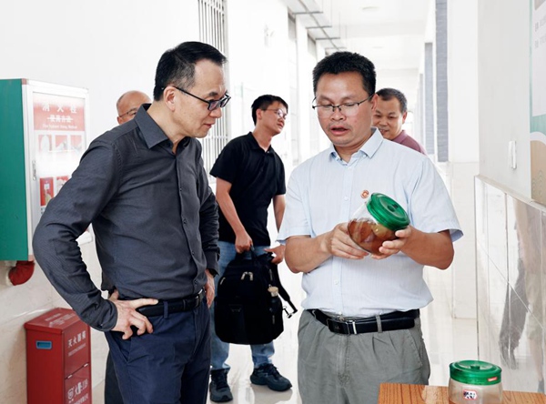 李健到學校自治區(qū)級重點實驗室進行調(diào)研。麻霄漢攝