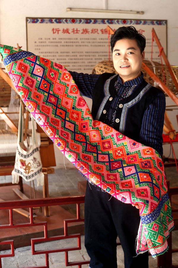 圖為蘭培文在展示壯錦作品