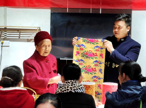 圖為蘭培文開辦公益性“壯錦技藝”培訓(xùn)班進社區(qū)、村屯