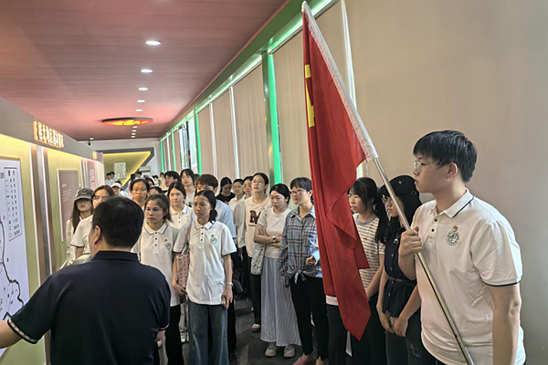 參觀桂北游擊隊(duì)文史館。曾瑞燊攝