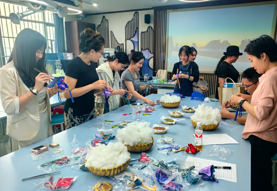制作香囊現(xiàn)場(chǎng)。廣西民族大學(xué)供圖