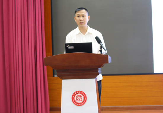 陳雄根在全區(qū)推進會上發(fā)言。北海職業(yè)學院供圖