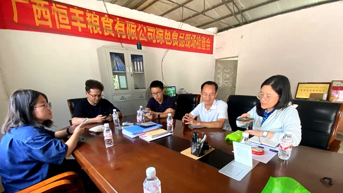 圖為團(tuán)隊(duì)在企業(yè)開展實(shí)地走訪調(diào)研