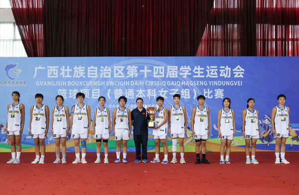 廣西職業(yè)師范學(xué)院副校長劉曉冀（中）為優(yōu)勝隊頒獎。廣西職業(yè)師范學(xué)院供圖