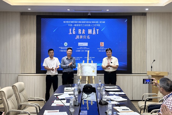 1.現(xiàn)代機(jī)器人工匠學(xué)院在越南河內(nèi)工業(yè)大學(xué)揭牌