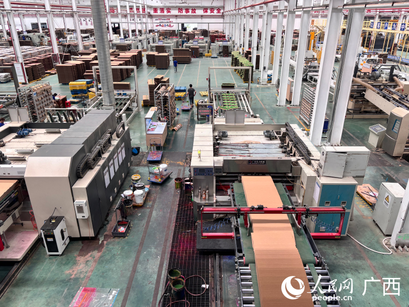 格美包裝生產(chǎn)線火力全開。人民網(wǎng) 何寧攝