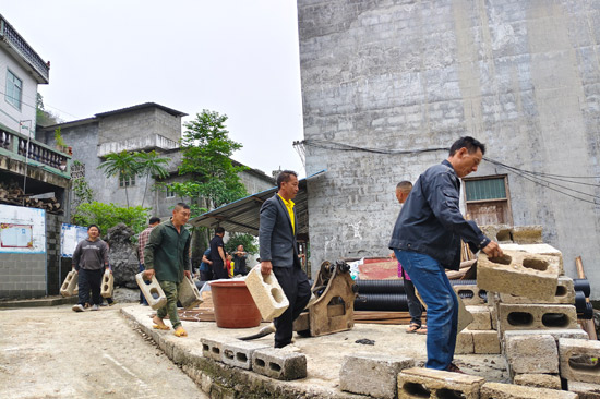 群眾齊心參與舊房拆除。平塘鄉(xiāng)人民政府供圖
