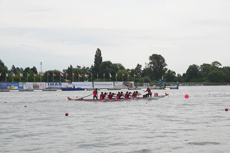 廣西藤縣龍舟隊(duì)奮力比賽。藤縣融媒供圖