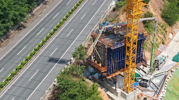 黃百鐵路那蒙澄碧河特大橋0號(hào)塊澆筑施工航拍圖。秦塬棋攝