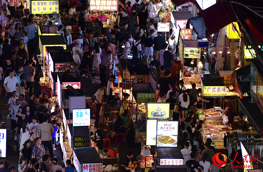 夜幕降臨，南寧市埌西夜市熱鬧非凡。人民網(wǎng) 馮肖慧攝