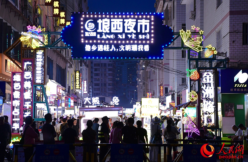 夜幕降臨，南寧市埌西夜市熱鬧非凡。人民網(wǎng) 馮肖慧攝