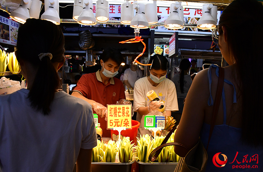 “芒果花”酸嘢是游客必打卡的廣西美食之一。人民網(wǎng) 馮肖慧攝