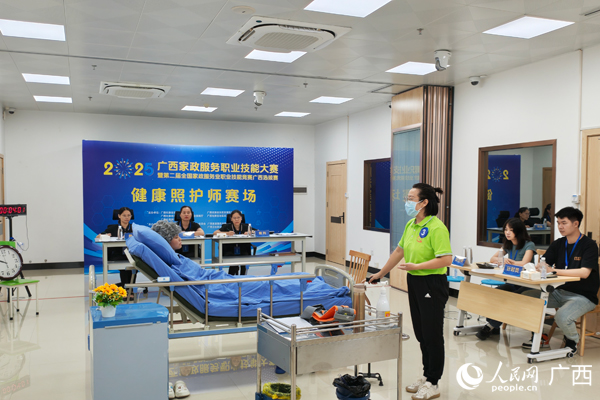 收納員比賽現(xiàn)場。人民網(wǎng)記者 王勇攝