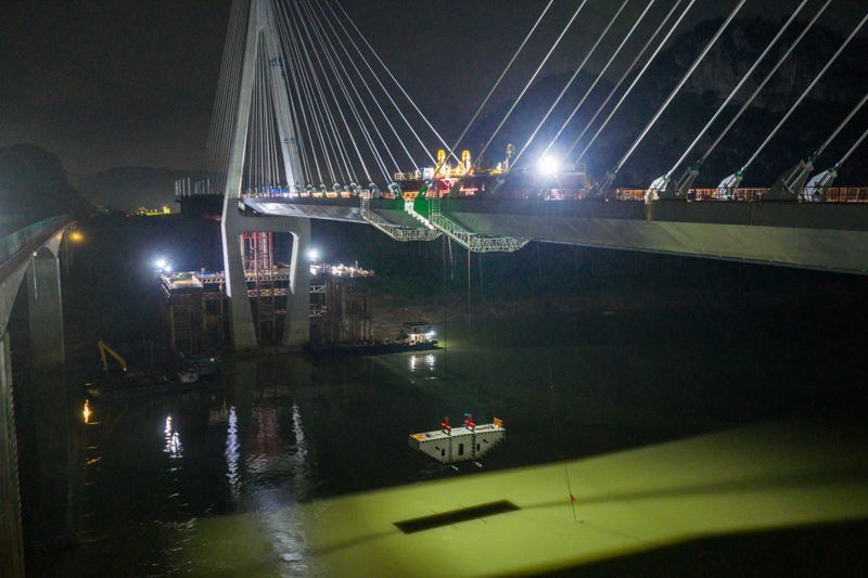 柳梧鐵路盤龍柳江特大橋合龍段鋼箱梁吊裝。黎文剛攝